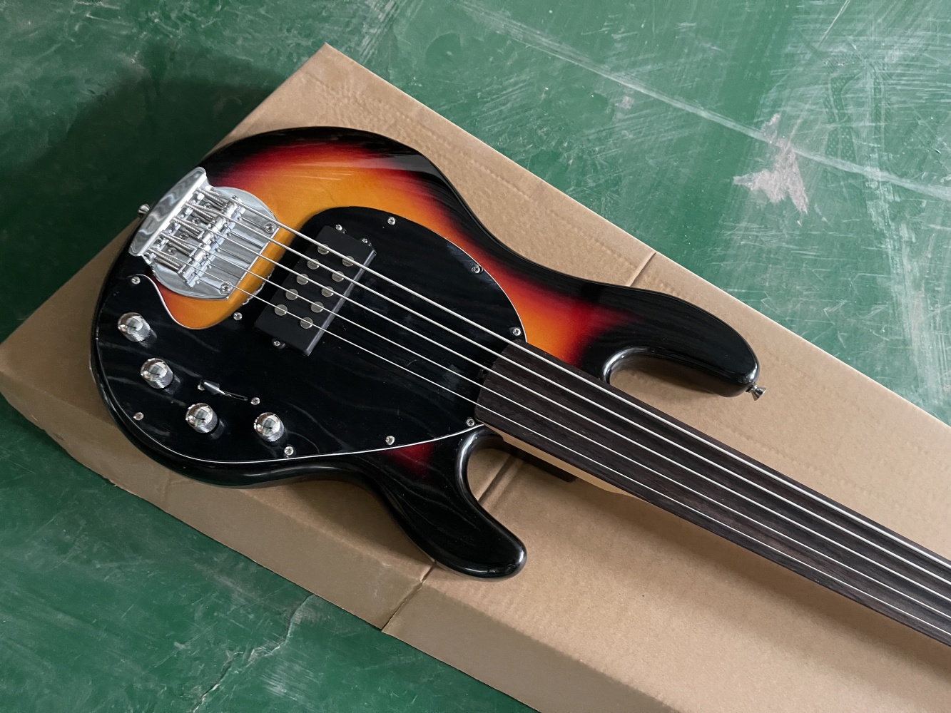 Gitara basowa sunset z 5 strun – Bass Guitar Fretless recenzja i cena