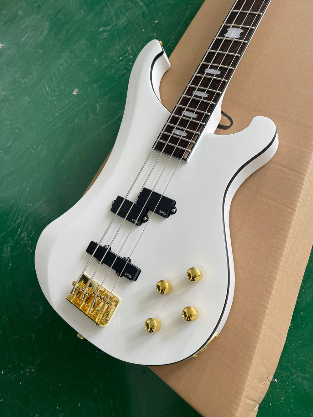 Biała 4-strunowa gitara basowa – Bass Guitar Fretless recenzja i cena