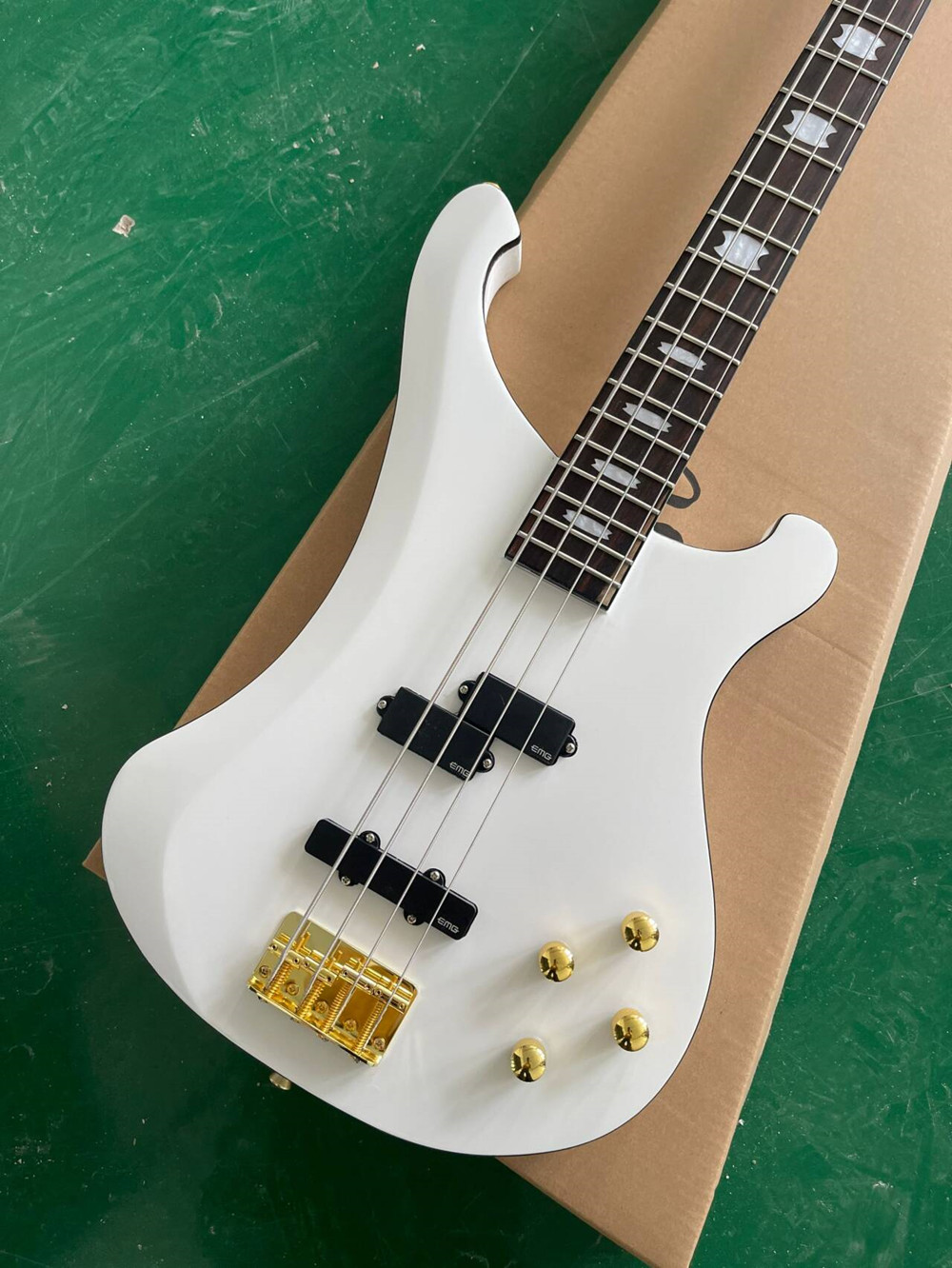 Biała 4-strunowa gitara basowa – Bass Guitar Fretless recenzja i cena